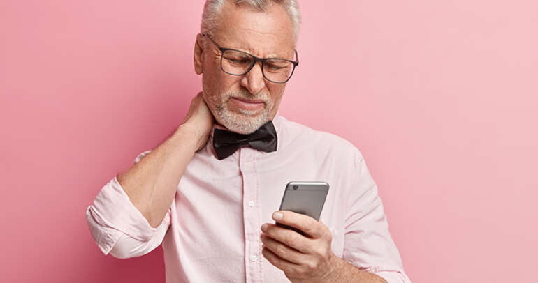 Valóban van összefüggés a nyakfájdalom és az okostelefon használata között?